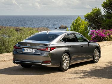 Lexus ES فيس ليفت السابع، سيدان — منظر خلفي بزاوية ثلاثة أرباع