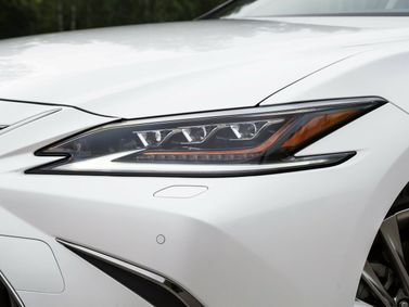 Lexus ES فيس ليفت السابع، سيدان — المصباح الأمامي