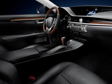 Lexus ES سادساً، سيدان — منطقة السائق