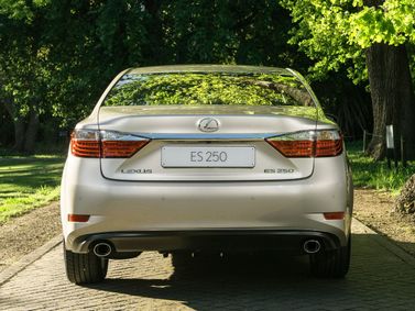 Lexus ES سادساً، سيدان — منظر خلفي