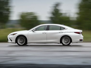 Lexus ES فيس ليفت السابع، سيدان — منظر من الجانب الأيسر