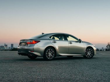 Lexus ES فيس ليفت السادس، سيدان — منظر خلفي أيمن