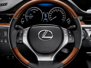 Lexus ES سادساً، سيدان — عجلة القيادة