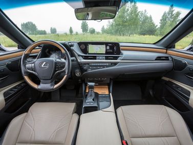 Lexus ES فيس ليفت السابع، سيدان — منطقة السائق
