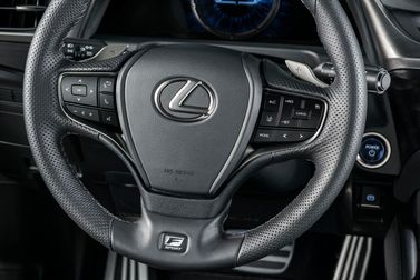 Lexus ES سابعاً، سيدان — عجلة القيادة