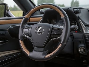 Lexus ES فيس ليفت السابع، سيدان — عجلة القيادة