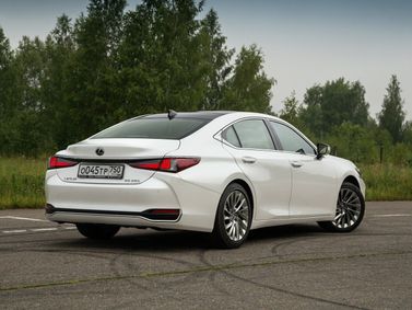 Lexus ES فيس ليفت السابع، سيدان — منظر خلفي بزاوية ثلاثة أرباع