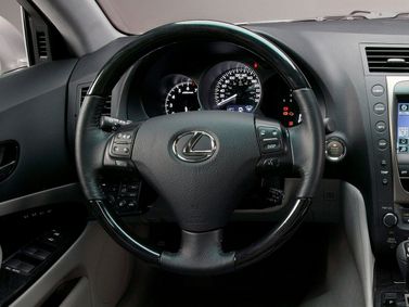 Lexus GS ثالثاً، سيدان — عجلة القيادة