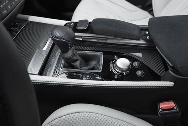 Lexus GS F، سيدان — الكونسول الوسطي