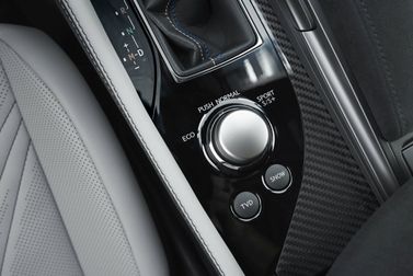Lexus GS F، سيدان — الكونسول الوسطي