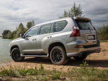 Lexus GX II Рестайлинг 2, Внедорожник 5 дв. — вид сзади справа