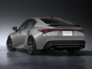 Lexus IS ثالثاً فيس ليفت 3، سيدان — منظر خلفي بزاوية ثلاثة أرباع
