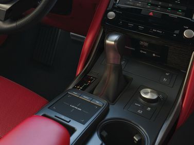 Lexus IS ثالثاً فيس ليفت 2، سيدان — الكونسول الوسطي