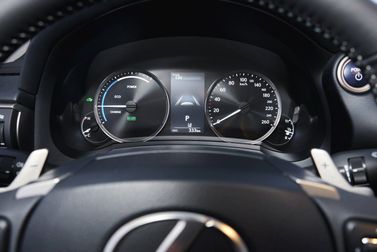 Lexus IS ثالثاً فيس ليفت، سيدان — لوحة العدادات