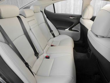 Lexus IS فيس ليفت الثاني 2، سيدان — المقاعد الخلفية