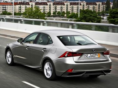 Lexus IS ثالثاً، سيدان — منظر خلفي أيمن