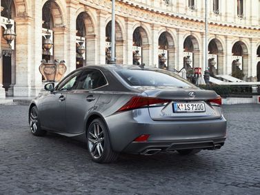Lexus IS ثالثاً فيس ليفت، سيدان — منظر خلفي أيمن