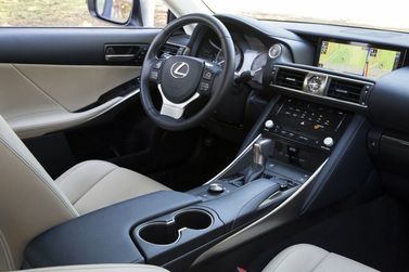 Lexus IS ثالثاً فيس ليفت، سيدان — منطقة السائق