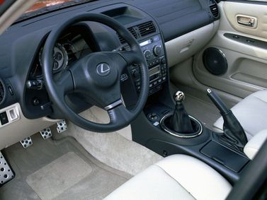 Lexus IS I، سيدان — منطقة السائق