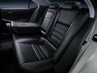 Lexus IS ثالثاً، سيدان — المقاعد الخلفية