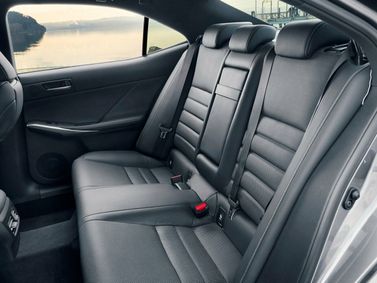 Lexus IS ثالثاً فيس ليفت، سيدان — المقاعد الخلفية