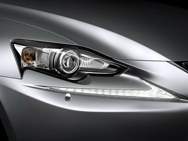 Lexus IS ثالثاً، سيدان — المصباح الأمامي