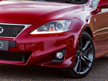Lexus IS F، سيدان — الجزء الأمامي من السيارة عن قرب