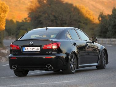 Lexus IS F، سيدان — منظر خلفي أيمن