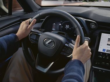 Lexus LBX، دفع رباعي 5 أبواب — عجلة القيادة