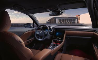 Lexus LBX، دفع رباعي 5 أبواب — منطقة السائق