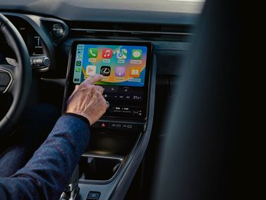 Lexus LBX، دفع رباعي 5 أبواب — شاشة نظام المعلومات والترفيه