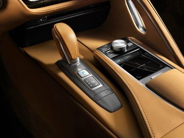 Lexus LC I، كوبيه — الكونسول الوسطي