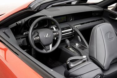 Lexus LC I، قابلة للتحويل — منطقة السائق