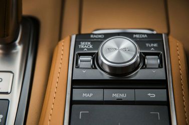 Lexus LC I، كوبيه — الكونسول الوسطي