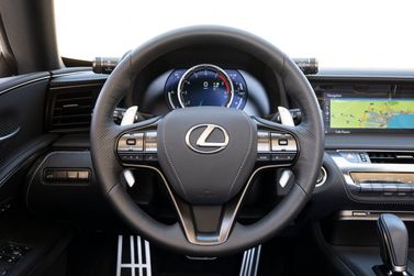 Lexus LC I، قابلة للتحويل — منطقة السائق