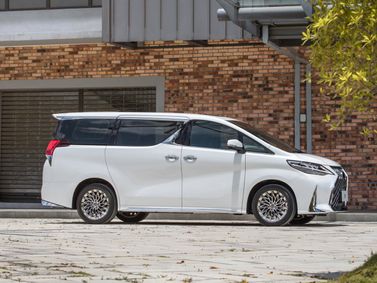 Lexus LM I، ميني فان — منظر من الجانب الأيمن