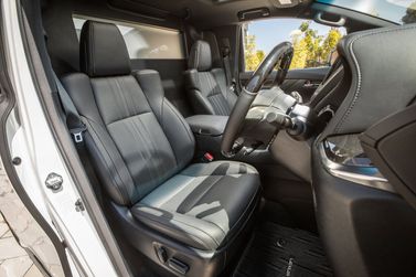 Lexus LM I، ميني فان — منطقة السائق