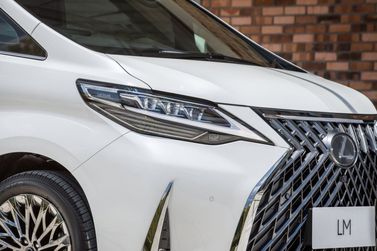 Lexus LM I، ميني فان — الجزء الأمامي من السيارة عن قرب