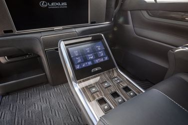 Lexus LM I، ميني فان — الكونسول الوسطي