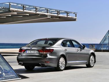 Lexus LS عملية فيس ليفت IV 2، سيدان Long — منظر خلفي أيمن