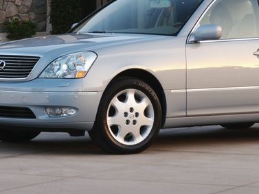 Lexus LS ثالثاً، سيدان — منظر أمامي أيمن