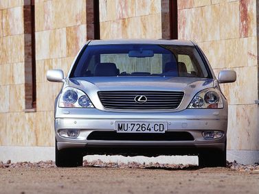 Lexus LS ثالثاً، سيدان — منظر أمامي
