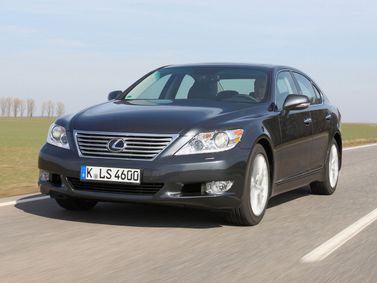 Lexus LS فيس ليفت IV، سيدان — منظر أمامي أيمن