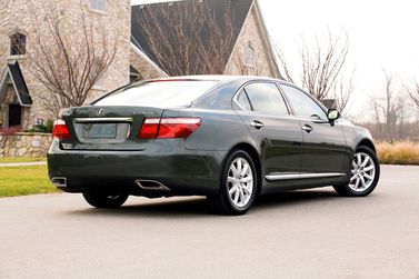 Lexus LS رابعاً، سيدان Long — منظر خلفي أيمن