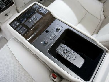 Lexus LS فيس ليفت IV، سيدان — الكونسول الوسطي