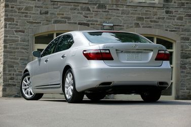 Lexus LS رابعاً، سيدان Long — منظر خلفي أيسر