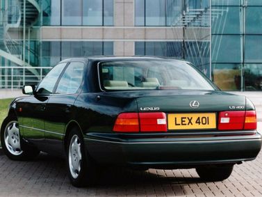 Lexus LS ثانياً، سيدان — منظر خلفي أيسر