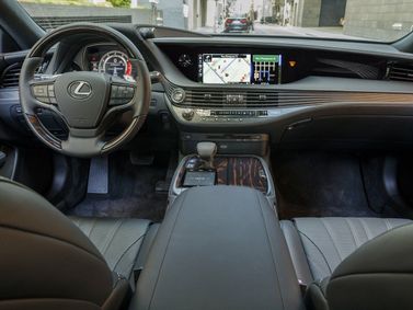 Lexus LS V، سيدان — لوحة القيادة