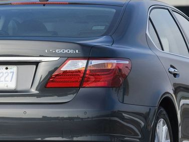 Lexus LS فيس ليفت IV، سيدان Long — منظر خلفي أيمن