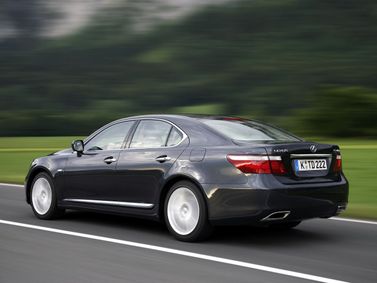 Lexus LS رابعاً، سيدان — منظر خلفي بزاوية ثلاثة أرباع